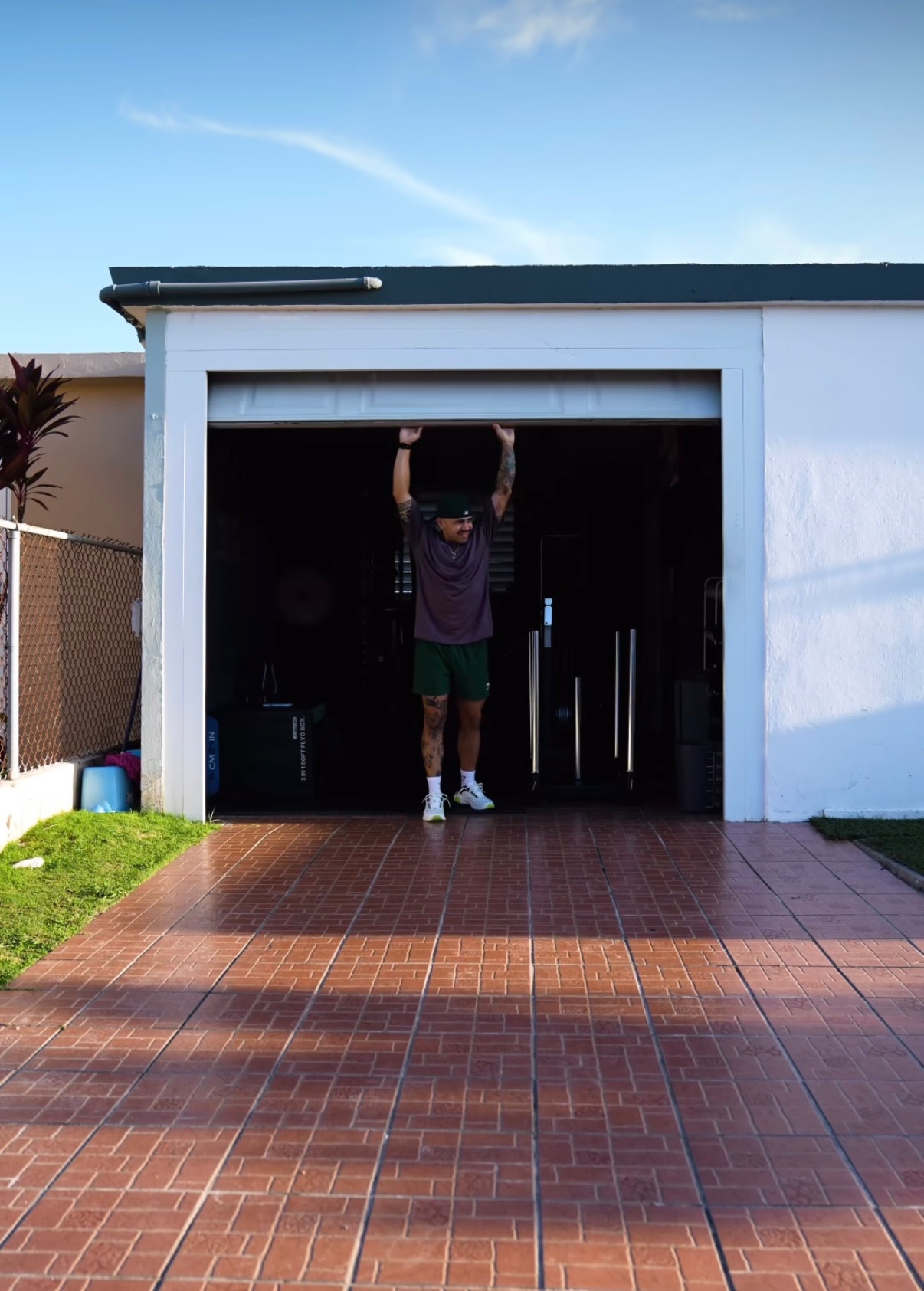 Persona abriendo el espacio de entrenamiento